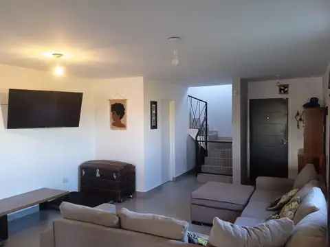 Casa en Alquiler con 2 cocheras