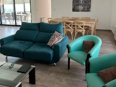 Casa 10 ambientes con 3 baños