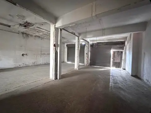 Alquiler local comercial con parque y oficinas en Ituzaingo
