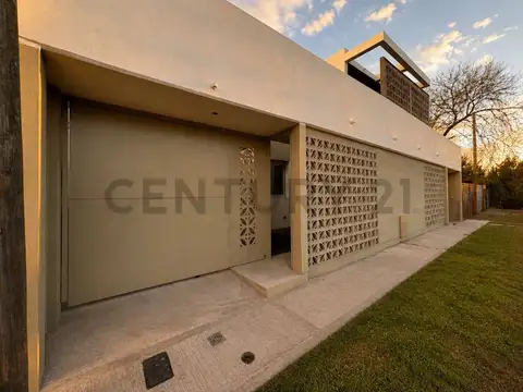 CASA DUPLEX EN VENTA EN LA PLATA A ESTRENAR DE 2 DORMITORIOS Y COCHERA
