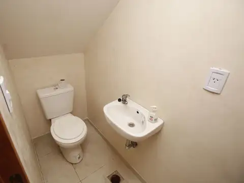 CASA DUPLEX EN VENTA EN LA PLATA A ESTRENAR DE 2 DORMITORIOS Y COCHERA