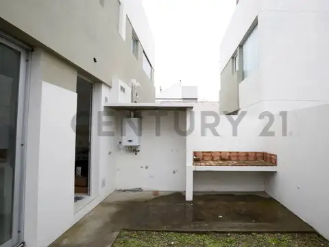 CASA DUPLEX EN VENTA EN LA PLATA A ESTRENAR DE 2 DORMITORIOS Y COCHERA