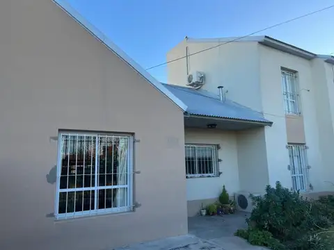 CASA CON AMPLIO PATIO, PARQUIZADO Y ENTRADA VEHICULAR