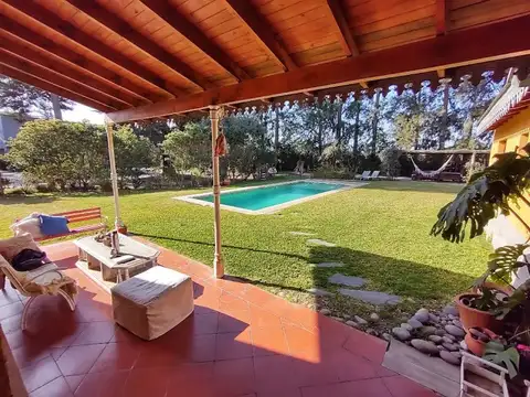 Casa en Alquiler con 2 cocheras