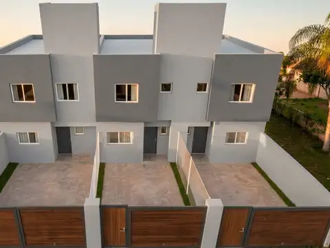 Casa Moderna Dúplex Tierra Nueva Fisherton 2 Dormitorios Gas Natural Jardín Cochera Seguridad (a Estrenar Marzo 2027).