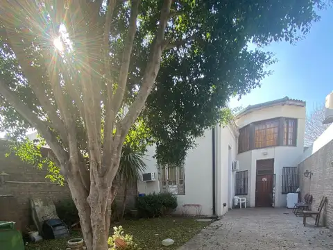 Casona- 11 ambientes, en alquiler en San Andres. Uso Comercial/Profesional