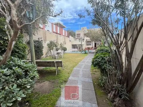 Casa en Venta con 2 cocheras