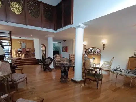 Casa en Venta con 2 cocheras