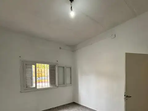Casa el frente de 1 dormitorio en alquiler