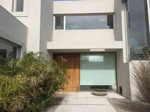 Casa 5 ambientes con 4 baños