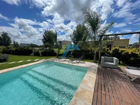 Casa en Venta en Pilar del Este - Santa Lucia, USD 169.000