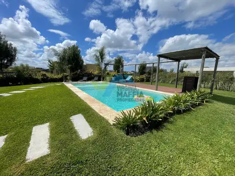 Venta de casa en dos plantas con pileta - SANTA LUCIA PILAR DEL ESTE