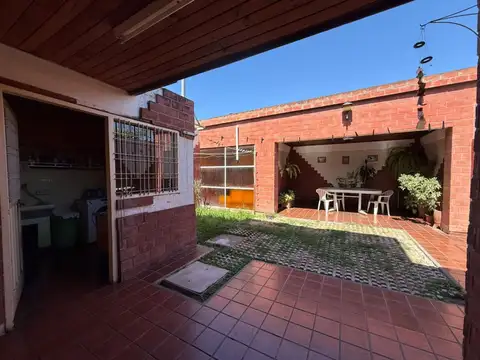 Casa 8 ambientes con 3 baños