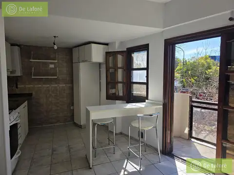 ALQUILER - Dpto. de 3 amb. sobre Av. Centenario, Beccar, con cochera, balcón y terraza compartida