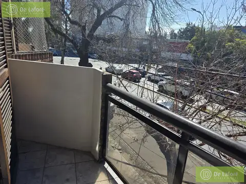 ALQUILER - Dpto. de 3 amb. sobre Av. Centenario, Beccar, con cochera, balcón y terraza compartida