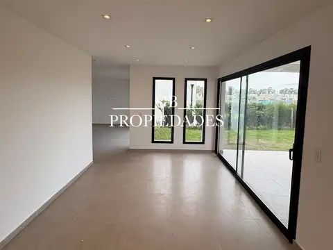 Casa en Venta con 3 cocheras