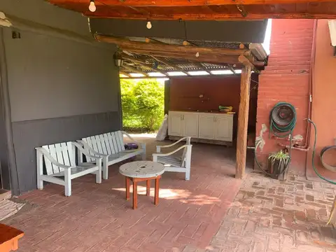 Casa 4 ambientes con 2 baños