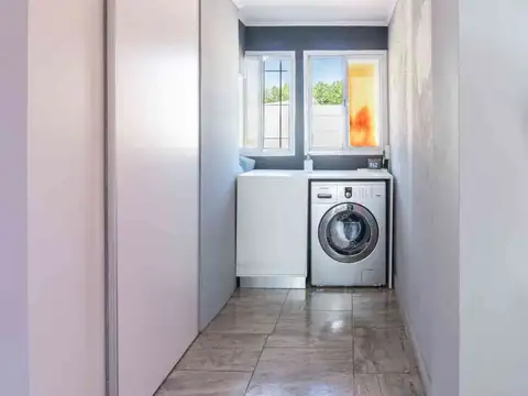 Casa 8 ambientes con 3 baños