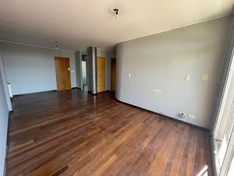 Departamento de 2 dormitorios con comodín cochera y balcón en alquiler Rosario cerca de Bv Oroño