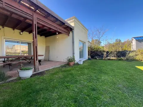 Casa en Alquiler con 3 cocheras
