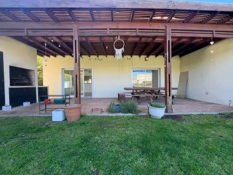 Casa 4 ambientes con 2 baños