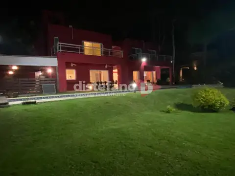 Casa 6 ambientes con 4 baños