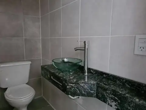 Casa al Frente impecable. 2 Dormitorios 2 Baños.