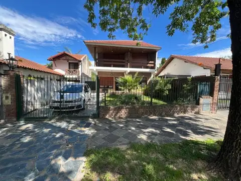 Casa de 5 ambientes con piscina y quincho