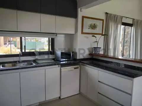 Casa 7 ambientes con 2 baños