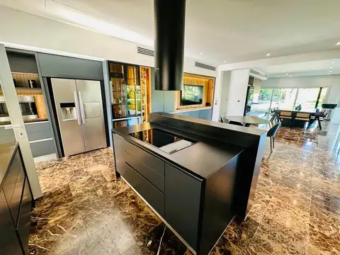 Casa en Venta con 8 cocheras