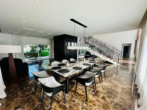 Casa 7 ambientes con 6 baños