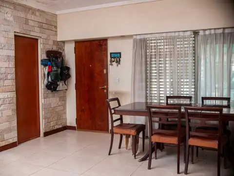 Casa 5 ambientes con 2 baños