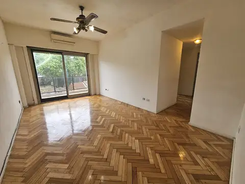 Departamento de 3 Ambientes con Balcón en Alquiler. Flores