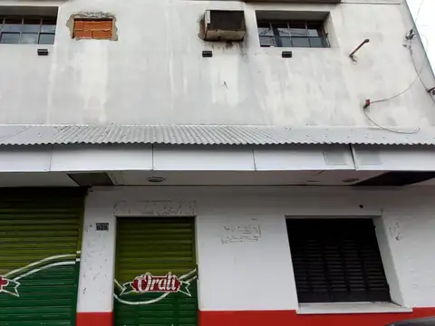 Alquiler de Galpón con local a la calle.