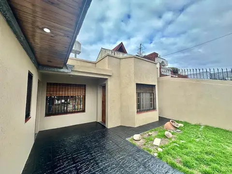 Venta casa 4 ambientes con jardín y pileta Solano