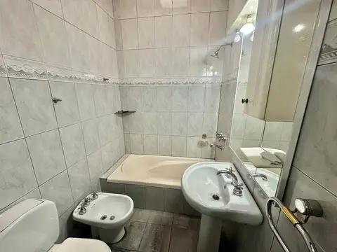 Venta casa 4 ambientes con jardín y pileta Solano