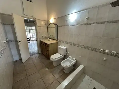 Casa 8 ambientes con 3 baños