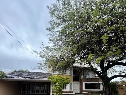 Casa en alquiler en Villa Belgrano, 4 dormitorios, 4 baños y pileta
