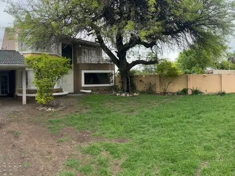 Casa en Alquiler con 2 cocheras