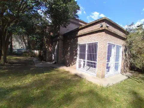 CASAQUINTA  LA LONJA - BUENA UBICACIÓN - 1.033 M2 DE TERRENO - PILETA DE NATACIÓN - 2 DORMITORIOS - 