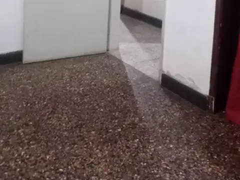 Venta casa 2/3 dormitorios. Cochera. Céntrico. Zona comercial.