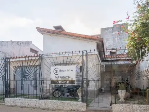 Venta casa 2/3 dormitorios. Cochera. Céntrico. Zona comercial.