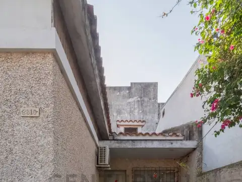 Venta casa 2/3 dormitorios. Cochera. Céntrico. Zona comercial.
