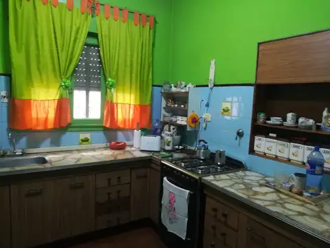 Casa 4 ambientes con 2 baños