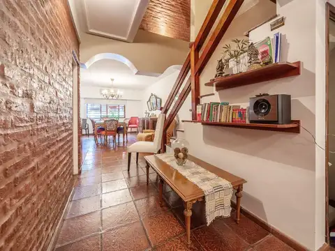 VENTA CASA 6 AMBIENTES QUINCHO PATIO COCHERA JACUZ