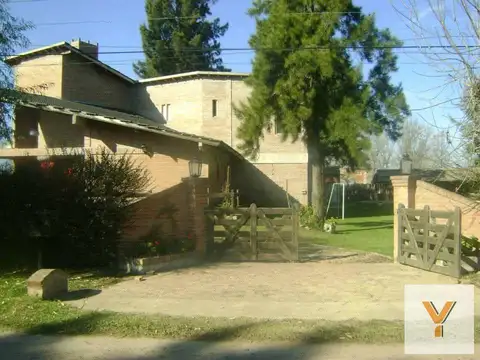 Casa 7 ambientes con 2 baños