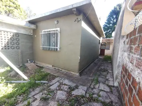 CASA CON COCHERA 3 AMBIENTES OPORTUNIDAD