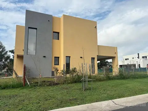Casa en Alquiler con 1 cochera