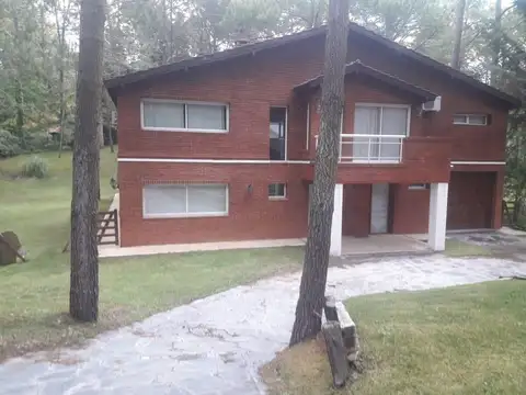 Excelente casa con pileta climatizada, cerca del golf. Se toma departamento en parte de pago en CABA.