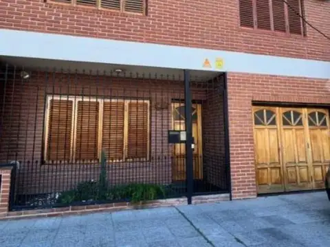 Casa de 5 ambientes en lote propio (Colon 1600 -Ramos Mejía)